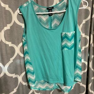 Junior’s tank top size small